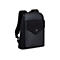 Schwarzer Rucksack mit einer Klappe und zwei Schultergurten. Das Markenlogo ist auf der Klappe zu sehen.