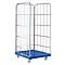 Rolkooi met blauwe bodem en roosterframe tegen witte achtergrond. Het heeft vier wielen.