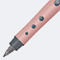 Gros plan sur un stylo rose. Points gris sur le stylo, pointe en plastique gris.