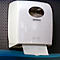 Dispensador de toallas de papel blanco en una pared. Una toalla de papel está colgando. "Kimberly-Clark Professional" está escrito en el dispensador.