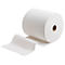 Rollo grande de toallas de papel blancas, con una hoja extraída. El fondo es blanco.