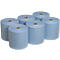 Seis rollos de papel de limpieza azul claro sobre un fondo blanco. Cada rollo tiene un núcleo de cartón marrón.