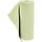 Un rollo de material absorbente de color verde claro. El material está punteado con pequeños agujeros y parte del rollo está desenrollado.