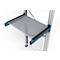 Metalen rooster schap, ondersteund in blauw, tegen een witte achtergrond.