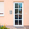 Helle Hausfassade mit weißer Tür, Fenster, Rollladen und Briefkasten. Im Fenster ein blaues Auto.