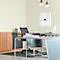 Un coffre-fort blanc est accroché à un mur crème dans un bureau moderne. Bureau, chaises et un ordinateur portable en arrière-plan.