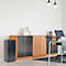 Aménagement de bureau : bureau, chaises, armoires. Coffre-fort noir à gauche. Mur blanc en arrière-plan.