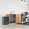 Bureau avec bureau, mur de placards et coffre-fort. Murs clairs, tapis gris. Lampes de plafond.