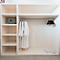 Beigefarbener Schrank mit integriertem Tresor, Bademänteln, Bügeln und Hausschuhen.