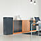 Büro mit Tresor, Schränken und Schreibtisch. Der Tresor ist dunkelgrau, die Schränke in Holz- und dunkler Optik.