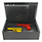 Geöffnete schwarze Pistolenbox mit gelber und roter Spielzeugpistole.