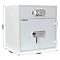 Weisser Tresor mit zwei separaten verschliessbaren Türen. Der Tresor hat zwei Schlösser und Massangaben.