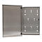 Open metalen sleutelkast met haken en houders.