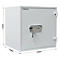 Ein weisser Tresor mit Griff, Schloss und den Massen 650x550x638 mm.