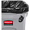 Grauer Mülleimer mit schwarzem Müllbeutel, Markenzeichen von Rubbermaid Commercial Products.