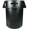 Donkere vuilnisbak met handvatten. Bovenin staat in witte letters 'BRUTE'. Daaronder het logo van 'Rubbermaid Commercial Products'.