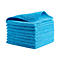 Une pile de chiffons en microfibre bleus. Les chiffons sont carrés et disposés sur un fond blanc.
