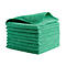 Une pile de chiffons en microfibre verts, empilés proprement et proprement.
