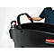Person hält schwarzen Reinigungswagen-Griff. Darin: Sprühflasche, Tuch. Rubbermaid-Logo.