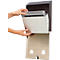 Handen plaatsen een metalen container in een papieren handdoekdispenser. De dispenser heeft een zwart deksel en een zilveren oppervlak.