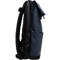 Schwarzer und dunkelblauer Rucksack im Profil.