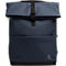 Blauer, gerollter Rucksack mit schwarzem Verschluss und kleinem Logo.