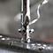 Close-up van een boormachine die in metaal boort. Metaalspanen krullen rond de boor.