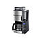 Moderne Kaffeemaschine mit Mahlwerk, Edelstahlgehäuse und Glaskanne auf weißem Hintergrund.