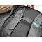 Sac à dos noir avec dos en mesh. Bretelles, une fermeture éclair et une étiquette bleue sont visibles.
