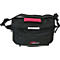 Sac isotherme noir avec poignée rouge et bandoulière. Poche avant zippée. Le sac porte le logo "PLANO".
