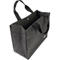 Sac en feutre gris foncé avec poignées noires. Compartiments intérieurs et une fermeture à bouton. Il y a un logo sur le côté.
