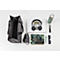 Sac en feutre gris, ordinateur portable, casque, carnet, lunettes de soleil et bouteille d'eau sur fond blanc.