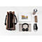 Sac à main marron avec ordinateur portable, casque, tasse, stylo, étui de téléphone et chargeur, sur fond blanc.
