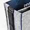 Sac en feutre gris avec sangle noire et bordure bleue.