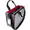 Sac en feutre gris avec des touches de rouge et des sangles de transport noires. L'intérieur est rouge, avec des compartiments. Une étiquette avec du texte est suspendue à la sangle.