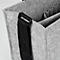 Sac en feutre gris avec une bandoulière noire fixée au bord du sac. À l'intérieur, plusieurs compartiments.