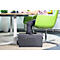 Personne au bureau avec un ordinateur portable et une chaise verte. Sac gris utilisé comme repose-pieds.