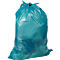 Sac poubelle bleu clair, noué en haut.