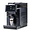 Zwarte koffiemachine, koffie in glas met melk. Display met selectie. Merk Saeco.