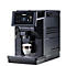 Schwarze Kaffeemaschine mit Touchscreen. Ein Glas mit Milchschaum wird befüllt. Auf dem Display steht 'Saeco'.