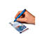 Eine Hand hält einen blauen Stift mit der Aufschrift "FALSE MONEY DETECTOR" und prüft einen 20-Euro-Schein.