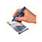 Hand hält einen blauen Falschgeldprüfer-Stift auf einen 20-Euro-Schein.
