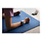 Person in Plank-Position auf blauer Matte mit Smartwatch und Handy, das Workout anzeigt.