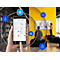 Hand hält Smartphone mit Smart-Home-App vor einem modernen Büro mit gelber Wand.