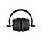Schwarze Over-Ear-Kopfhörer vor weißem Hintergrund.