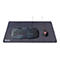 Schwarzes Gaming-ZubehÃ¶r auf einer schwarzen Mousepad-OberflÃ¤che: Tastatur, Maus und Mousepad mit Logo.