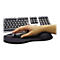 Hand auf ergonomischer Maus, Handballenauflage, Tastatur im Hintergrund.