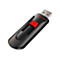 Une clé USB noire avec un curseur rouge, de marque Sandisk, est posée sur un fond blanc.