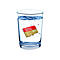 Eine SanDisk Extreme microSD-Karte schwimmt im Wasserglas.