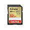 SanDisk Extreme SD-Karte. Schwarze Karte mit goldenem Aufkleber, Aufschrift 'Extreme', '100 MB/s', '32 GB', 'SanDisk'.